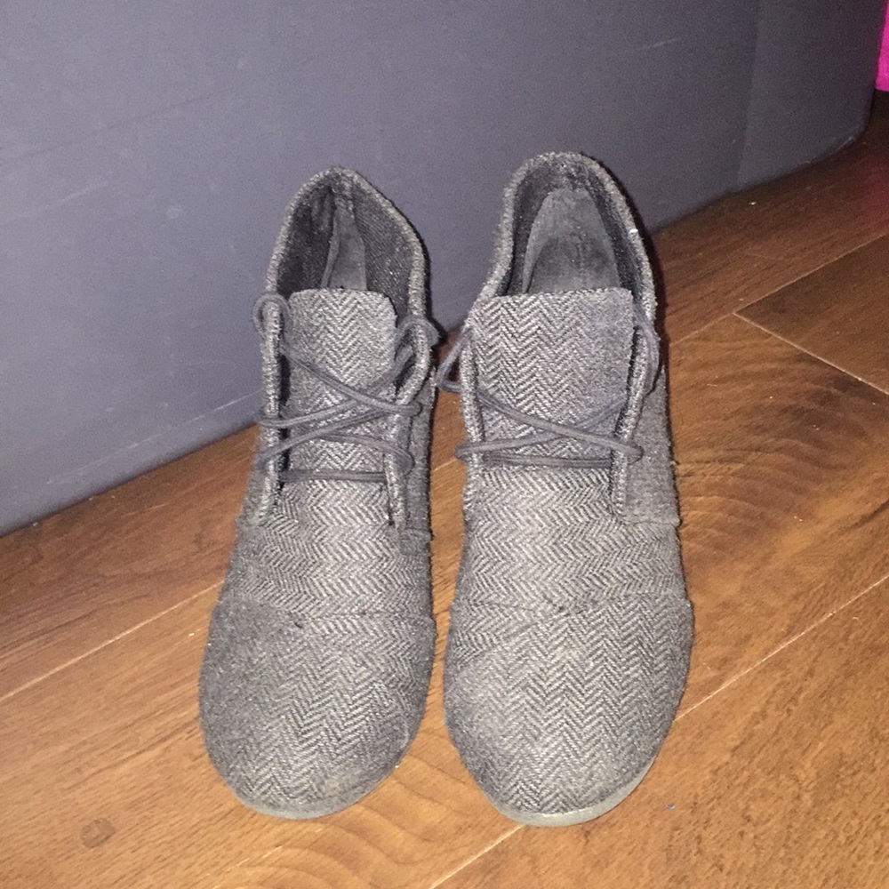 Grey wedges